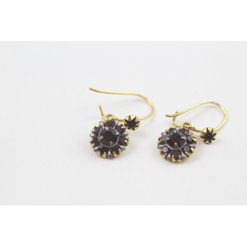 109 - 9ct gold vintage garnet paste cluster drop earrings 1g