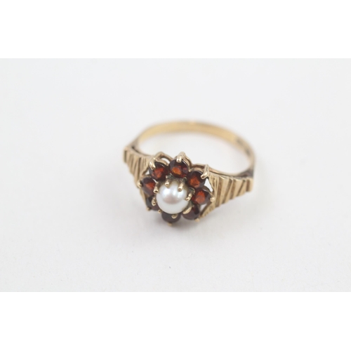 131 - 9ct gold vintage garnet & cultured pearl floral cluster ring 2.6g Size N