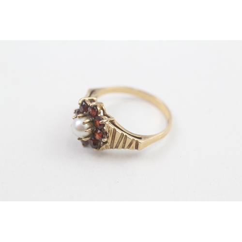 131 - 9ct gold vintage garnet & cultured pearl floral cluster ring 2.6g Size N