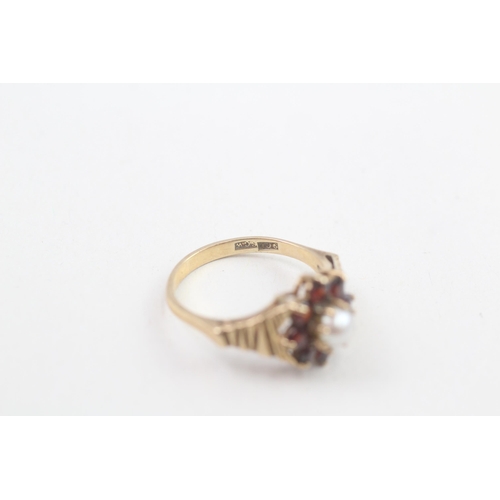 131 - 9ct gold vintage garnet & cultured pearl floral cluster ring 2.6g Size N