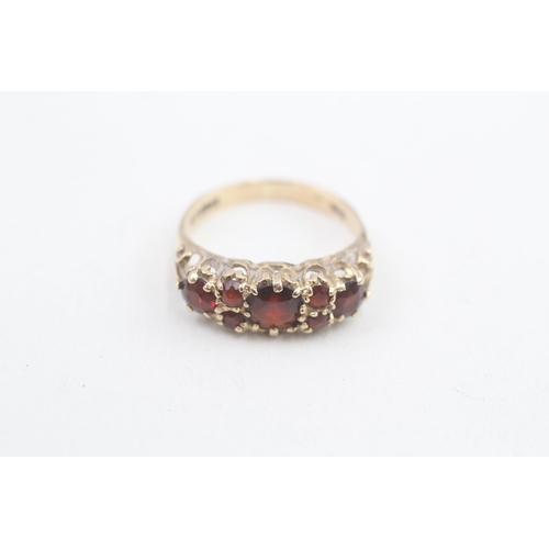 133 - 9ct gold vintage garnet seven stone ring 2.1g Size K