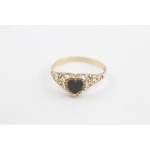 145 - 9ct gold onyx heart ring - as seen  1.2g Size N