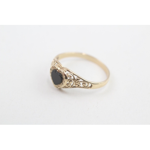 145 - 9ct gold onyx heart ring - as seen  1.2g Size N