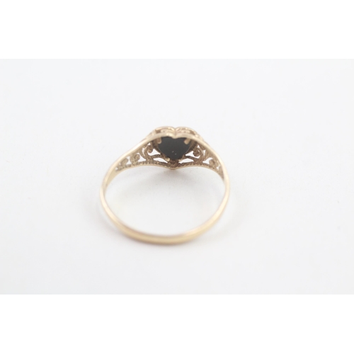 145 - 9ct gold onyx heart ring - as seen  1.2g Size N