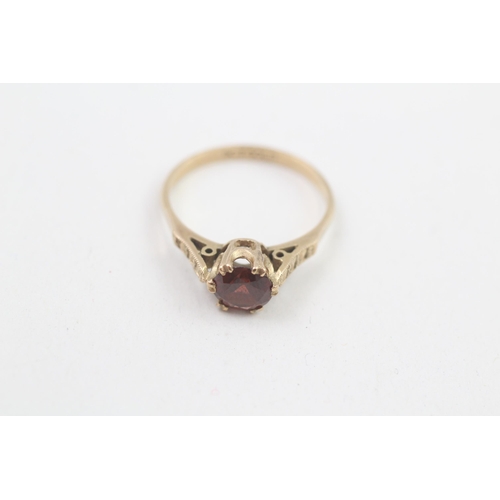 161 - 9ct gold vintage garnet single stone ring 2.1g Size O 1/2