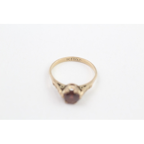 161 - 9ct gold vintage garnet single stone ring 2.1g Size O 1/2