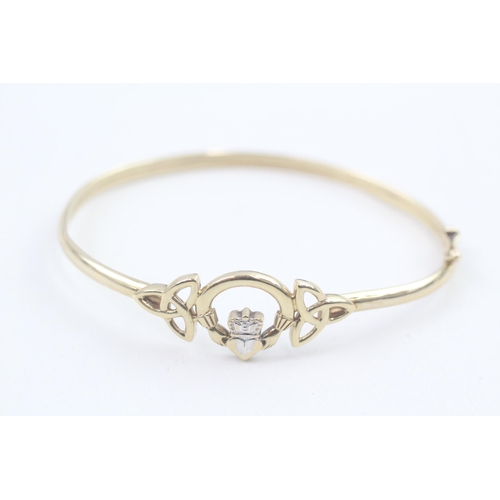 174 - 9ct gold claddagh openwork hinged bangle 5.8g