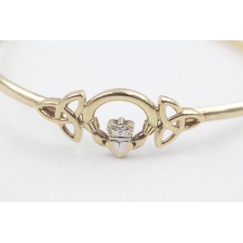 174 - 9ct gold claddagh openwork hinged bangle 5.8g