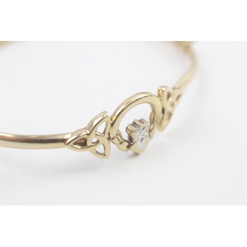 174 - 9ct gold claddagh openwork hinged bangle 5.8g