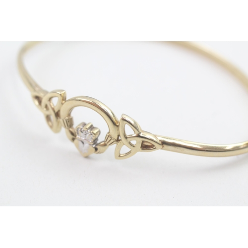 174 - 9ct gold claddagh openwork hinged bangle 5.8g