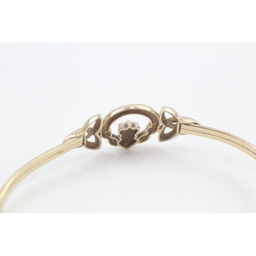 174 - 9ct gold claddagh openwork hinged bangle 5.8g