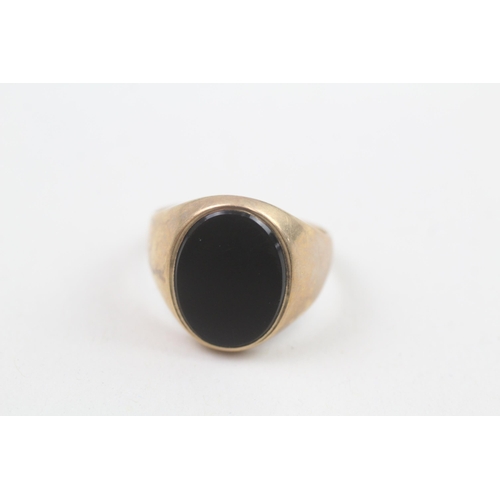 178 - 9ct gold onyx signet ring 3.7g Size S 1/2