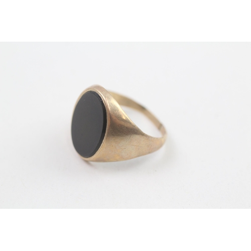 178 - 9ct gold onyx signet ring 3.7g Size S 1/2