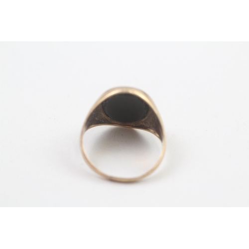 178 - 9ct gold onyx signet ring 3.7g Size S 1/2