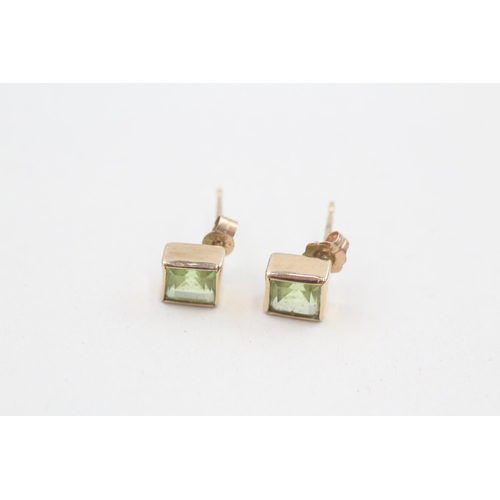 18 - 9ct gold princess cut peridot single stone stud earrings 1.1g