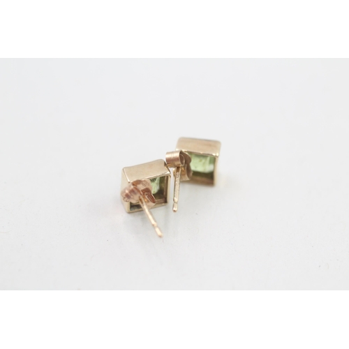 18 - 9ct gold princess cut peridot single stone stud earrings 1.1g