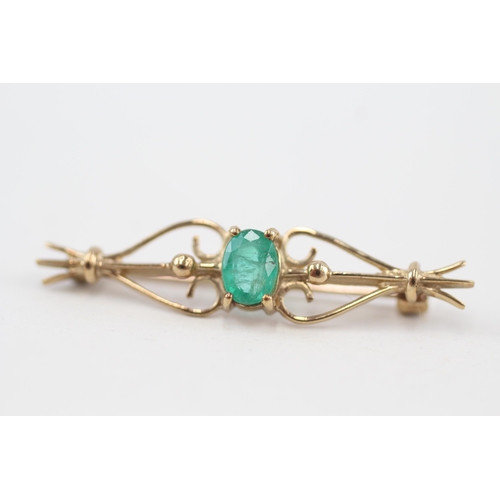 209 - 9ct gold emerald openwork bar brooch 2.4g