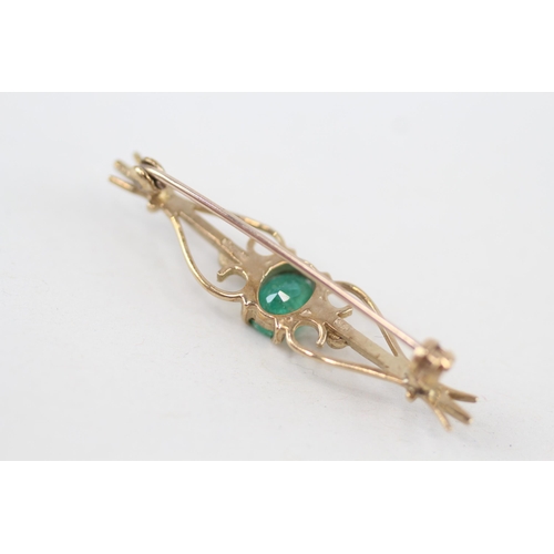 209 - 9ct gold emerald openwork bar brooch 2.4g