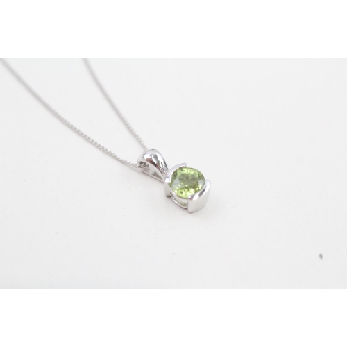 242 - 9ct white gold peridot single stone pendant necklace 1.6g Size P