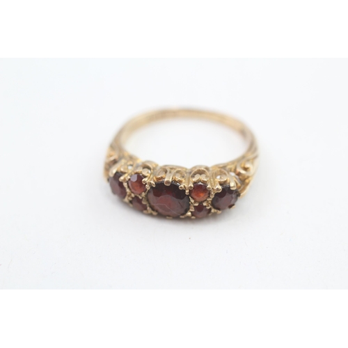 245 - 9ct gold vintage garnet seven stone ring 2.8g Size N