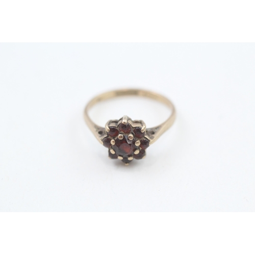 247 - 9ct gold garnet floral cluster ring 1.8g Size J