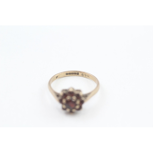 247 - 9ct gold garnet floral cluster ring 1.8g Size J