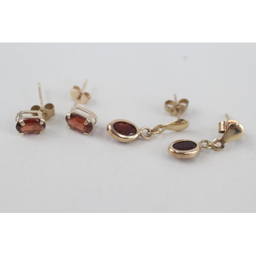 281 - 2x 9ct gold oval cut garnet stud & drop earrings with scroll backs 1g