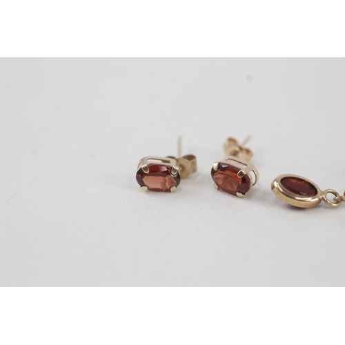 281 - 2x 9ct gold oval cut garnet stud & drop earrings with scroll backs 1g