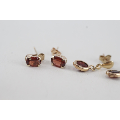 281 - 2x 9ct gold oval cut garnet stud & drop earrings with scroll backs 1g