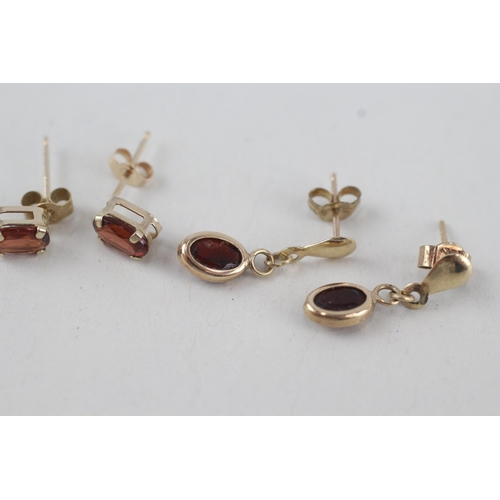 281 - 2x 9ct gold oval cut garnet stud & drop earrings with scroll backs 1g