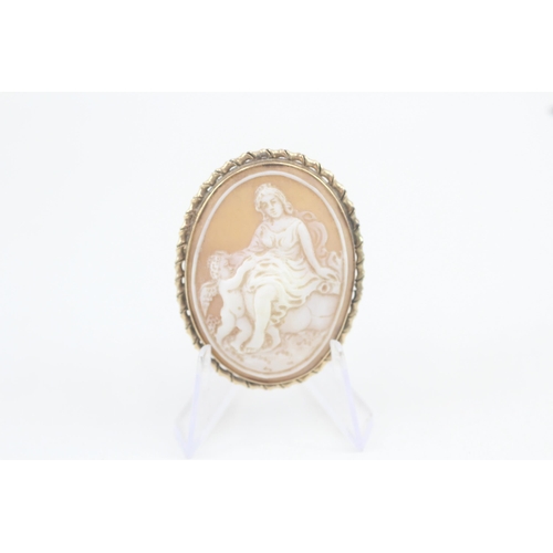 285 - 9ct gold shell cameo brooch to depict a classical scene 12.3g