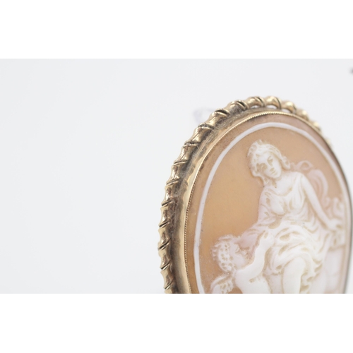 285 - 9ct gold shell cameo brooch to depict a classical scene 12.3g