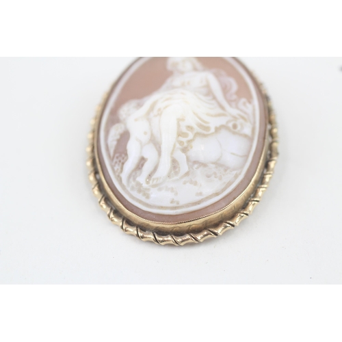 285 - 9ct gold shell cameo brooch to depict a classical scene 12.3g