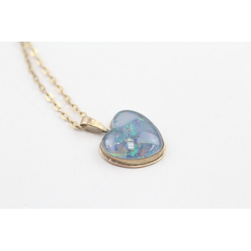 295 - 9ct gold synthetic opal triplet heart pendant necklace 2.8g