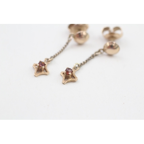 299 - 9ct gold garnet drop earrings 1.3g