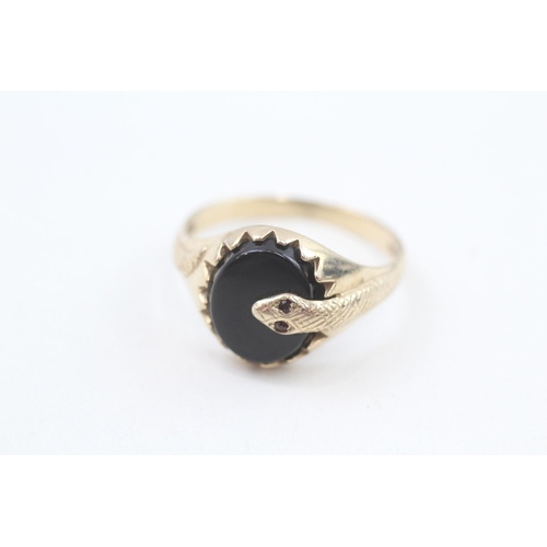 3 - 9ct gold onyx snake ring with garnet eyes 3.2g Size T