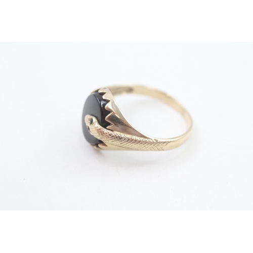 3 - 9ct gold onyx snake ring with garnet eyes 3.2g Size T