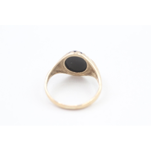 3 - 9ct gold onyx snake ring with garnet eyes 3.2g Size T