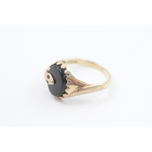 3 - 9ct gold onyx snake ring with garnet eyes 3.2g Size T