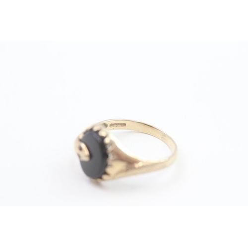 3 - 9ct gold onyx snake ring with garnet eyes 3.2g Size T