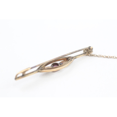 303 - 9ct gold antique Edwardian garnet & seed pearl bar brooch with base metal pin 2.1g