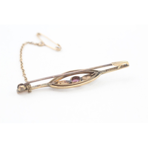 303 - 9ct gold antique Edwardian garnet & seed pearl bar brooch with base metal pin 2.1g