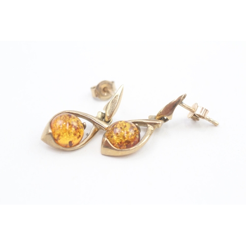 31 - 9ct gold Baltic amber drop earrings 3g