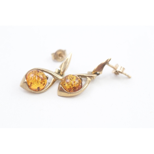 31 - 9ct gold Baltic amber drop earrings 3g