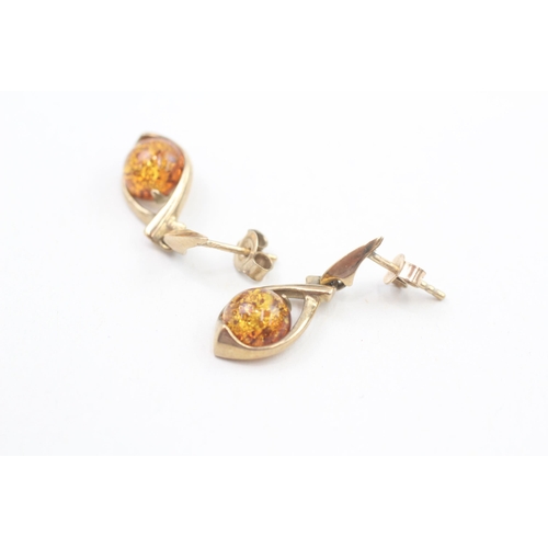 31 - 9ct gold Baltic amber drop earrings 3g