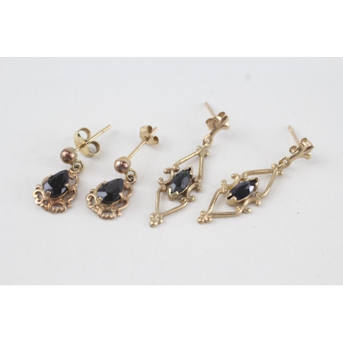 311 - 2x 9ct gold sapphire drop earrings with scroll backs 2.2g