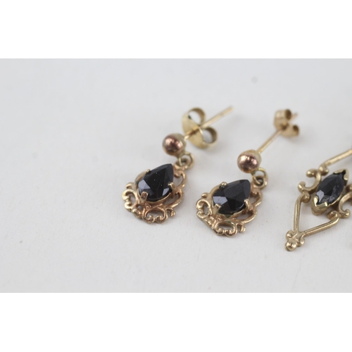 311 - 2x 9ct gold sapphire drop earrings with scroll backs 2.2g