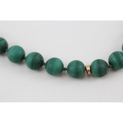 318 - 14ct gold malachite necklace individually knotted 54.7g