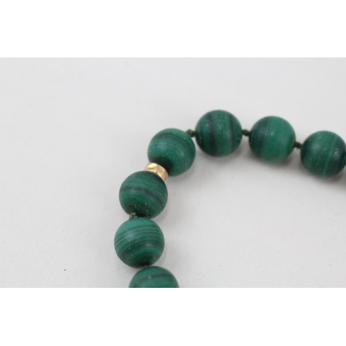 318 - 14ct gold malachite necklace individually knotted 54.7g