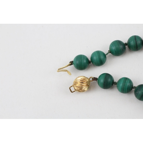 318 - 14ct gold malachite necklace individually knotted 54.7g